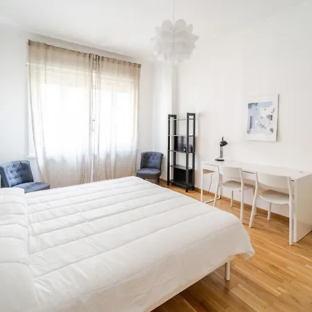 Modern & Central Apt - W/ Balcony *