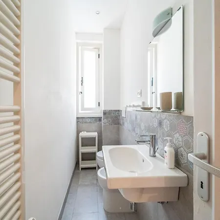 Modern & Central Apt - W/ Balcony