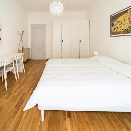 Modern & Central Apt - W/ Balcony *